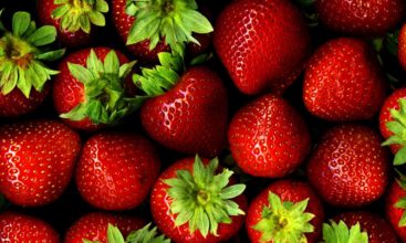 strawberry_berry_ripe_hats_background_5423_2560x1440